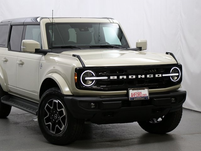 2025 Ford Bronco Outer Banks photo 2