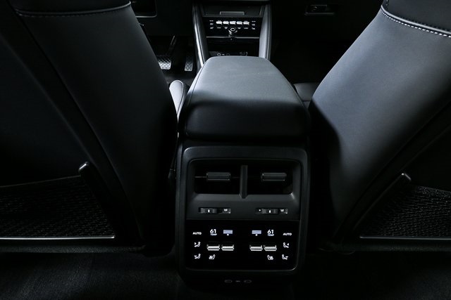 2025 Porsche Macan Electric photo 18