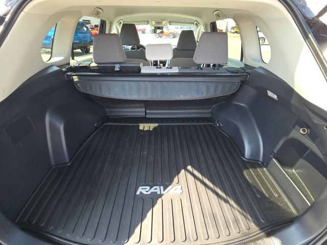 2021 Toyota RAV4 XLE photo 9