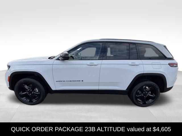 2025 Jeep Grand Cherokee Laredo Altitude photo 3