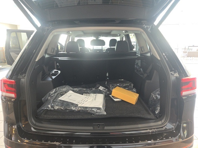 2025 Volkswagen Atlas Peak Edition SE photo 8