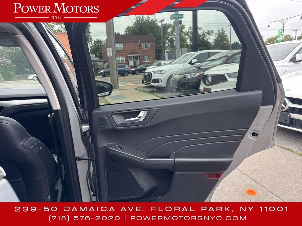 2021 Ford Escape Titanium photo 17