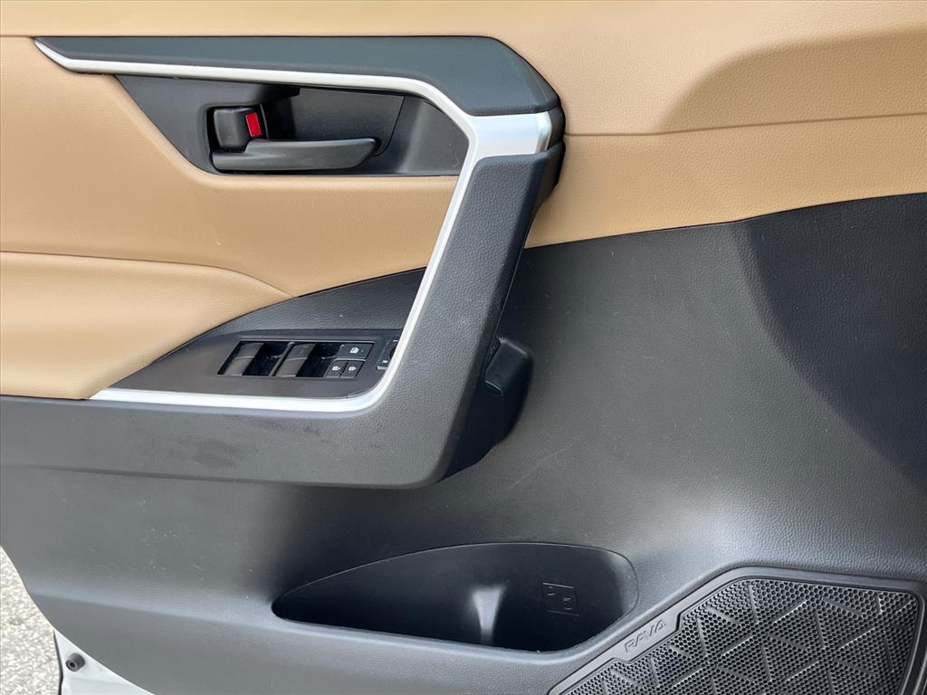 2021 Toyota RAV4 LE photo 15