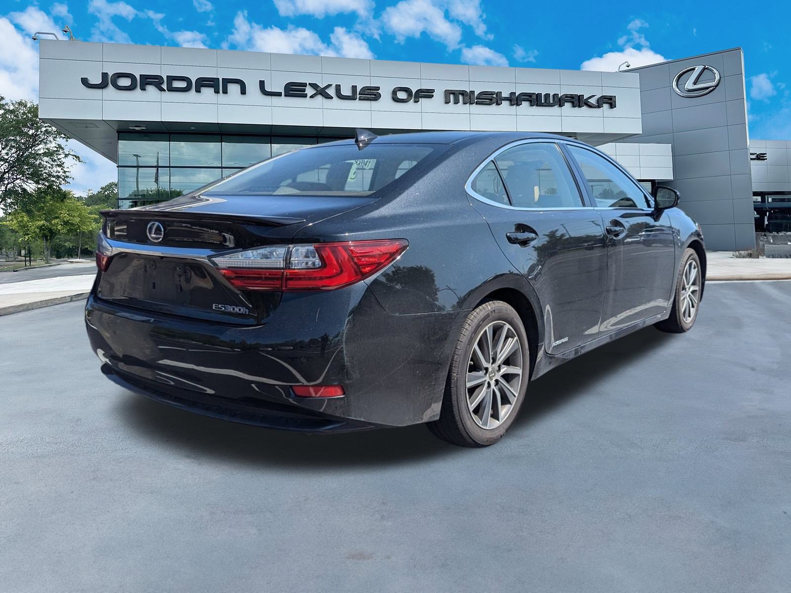 2016 Lexus ES 300h photo 4