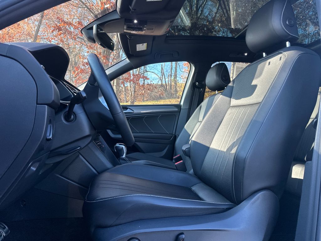2023 Volkswagen Tiguan SE R-Line Black photo 3