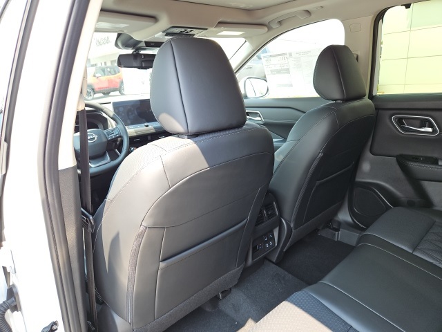 2025 Nissan Rogue Platinum photo 16