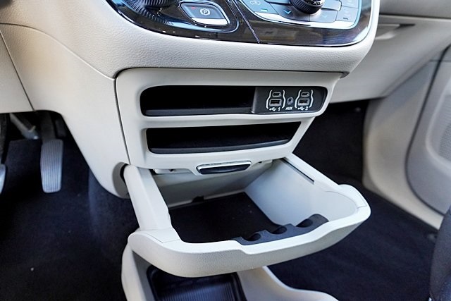 Used 2022 White Chrysler LX image 29