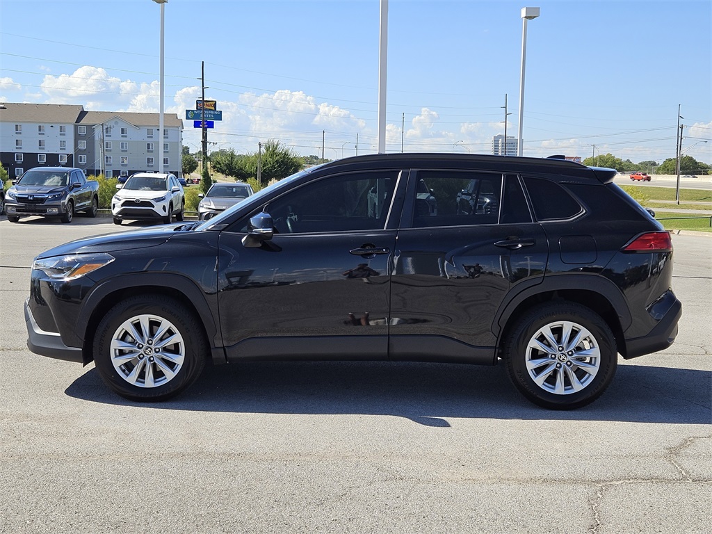 2022 Toyota Corolla Cross LE photo 3