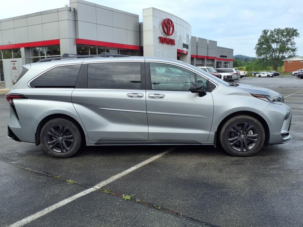 2024 Toyota Sienna XSE photo 3