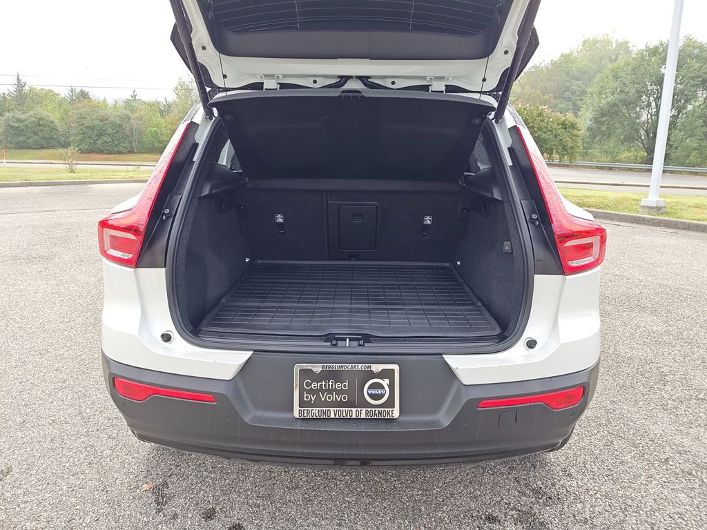 2021 Volvo XC40 T5 R-Design photo 5