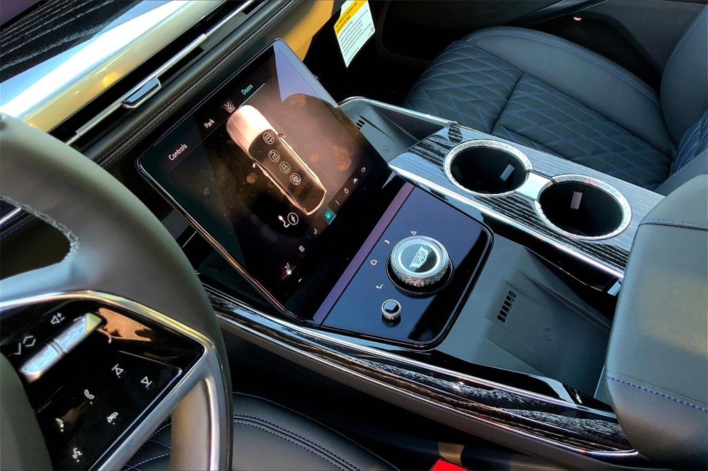 2025 Cadillac Escalade IQ Luxury photo 9