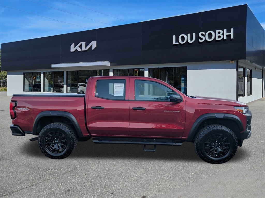2024 Chevrolet Colorado Trail Boss photo 2