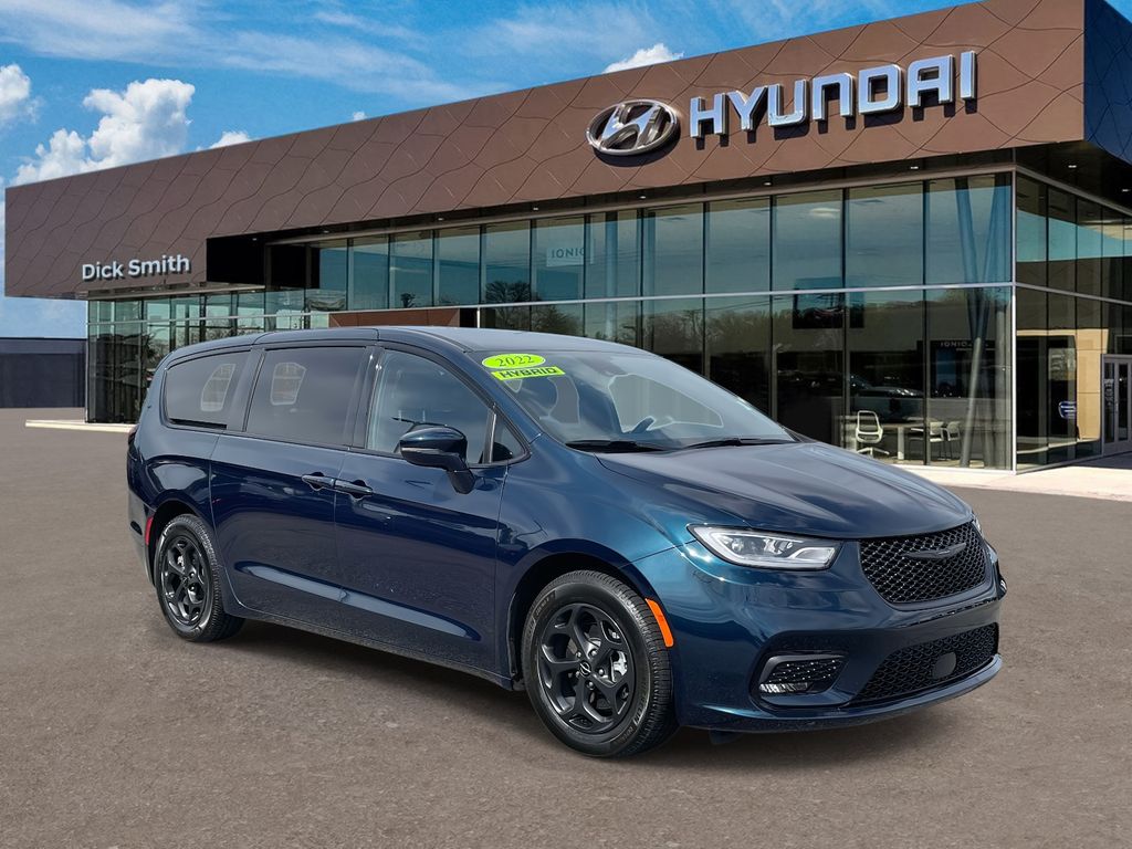 2022 Chrysler Pacifica Hybrid Touring L's photo
