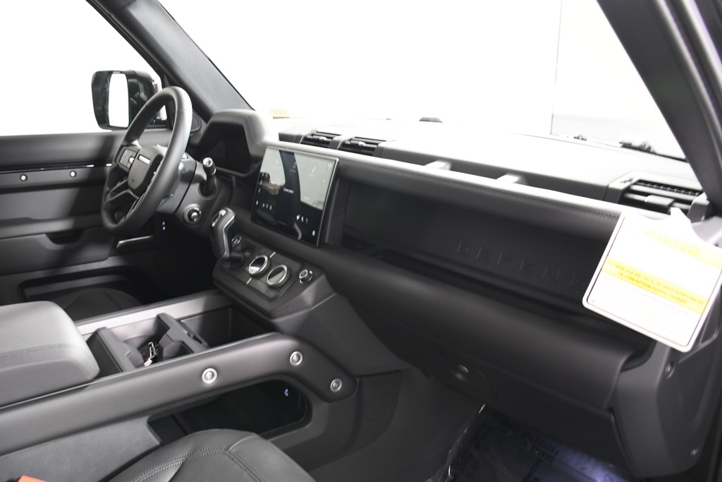 2025 Land Rover Defender 110 S photo 18