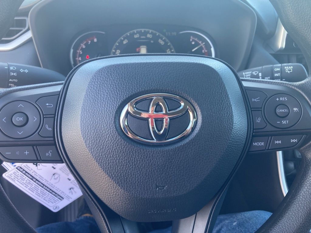 2025 Toyota RAV4 XLE photo 12