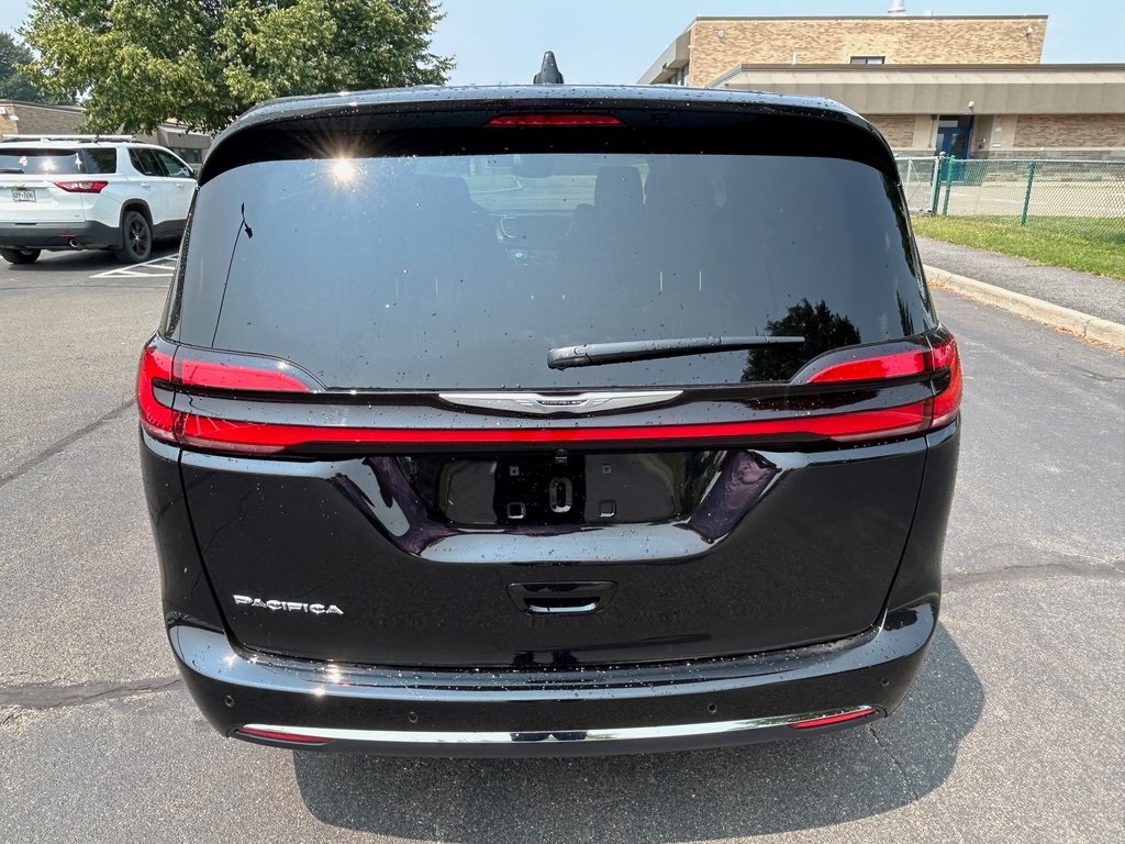 2026 Chrysler Pacifica photo 4
