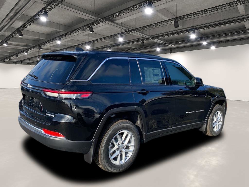 2025 Jeep Grand Cherokee Laredo Altitude photo 2