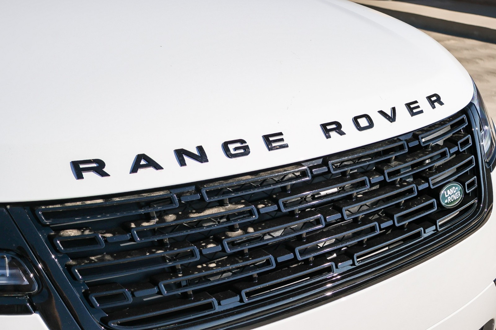 2026 Land Rover Range Rover Velar SE photo 5