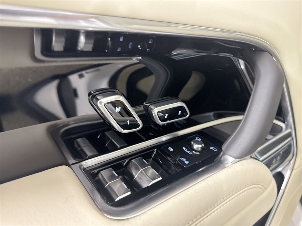 2025 Land Rover Range Rover SE photo 11