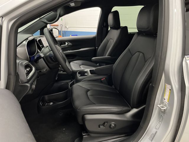 2026 Chrysler Pacifica photo 3