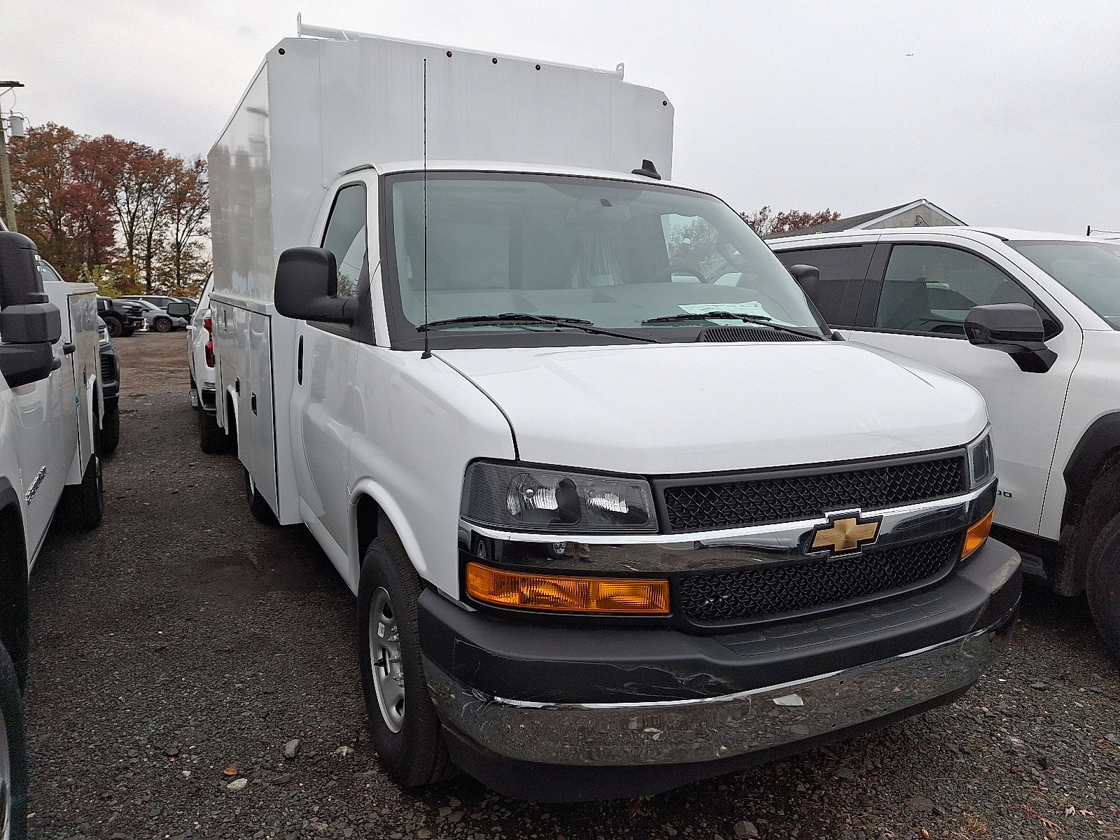 2025 Chevrolet Express Cutaway 3500 photo 2
