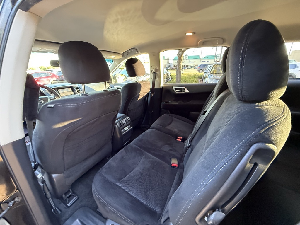 2016 Nissan Pathfinder SV photo 3