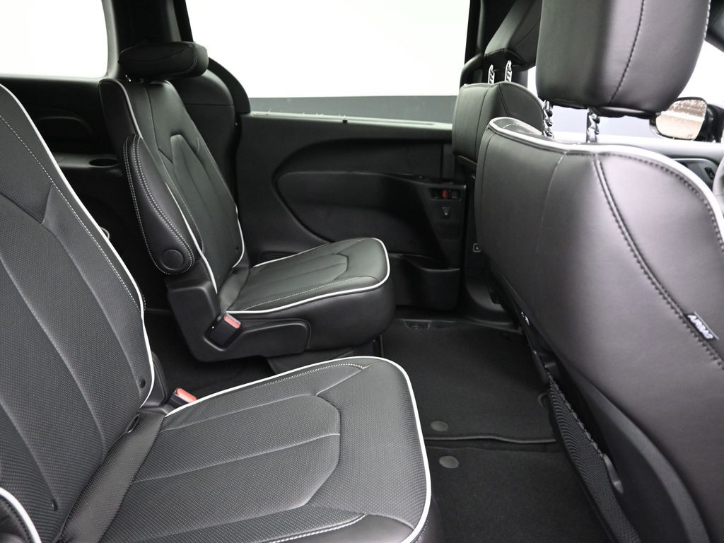 2026 Chrysler Pacifica Limited photo 5