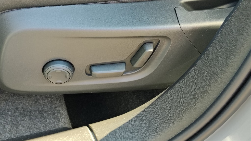 2026 Volvo XC40 Core photo 9