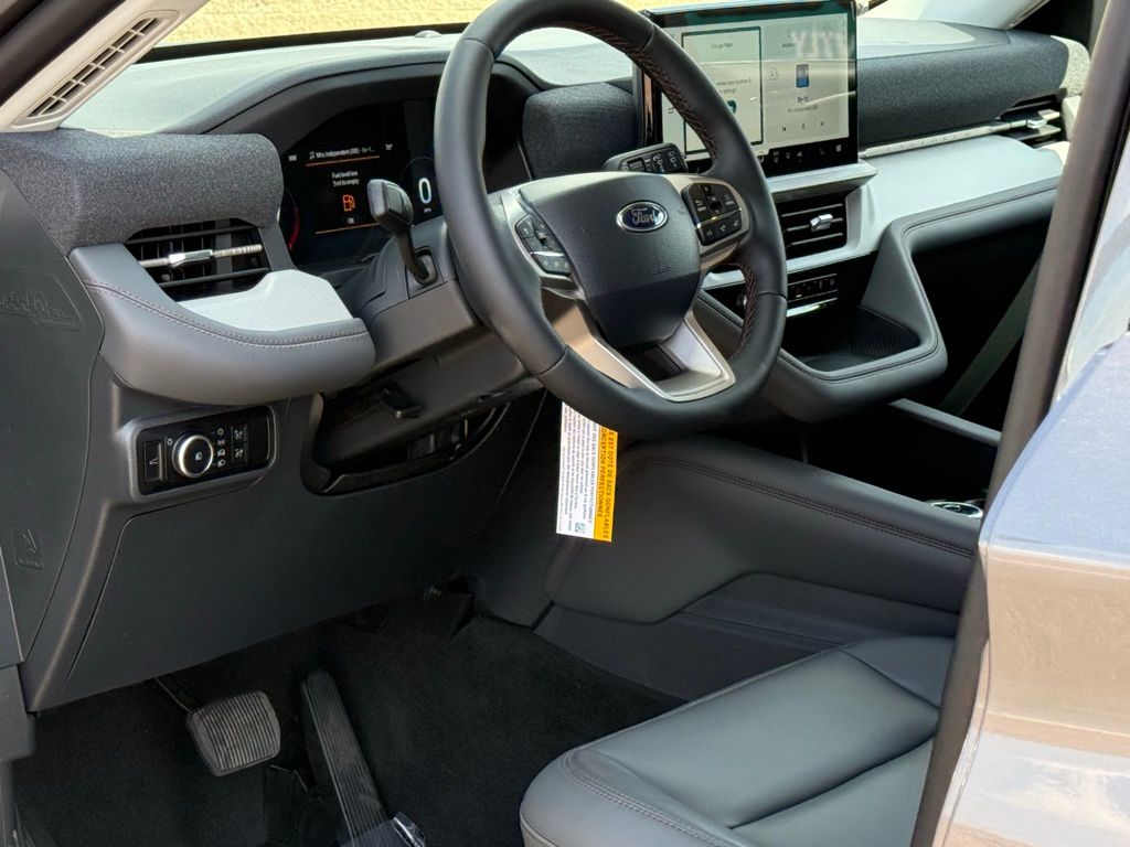 2025 Ford Explorer photo 8