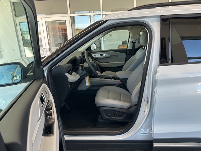 2025 Ford Explorer photo 5