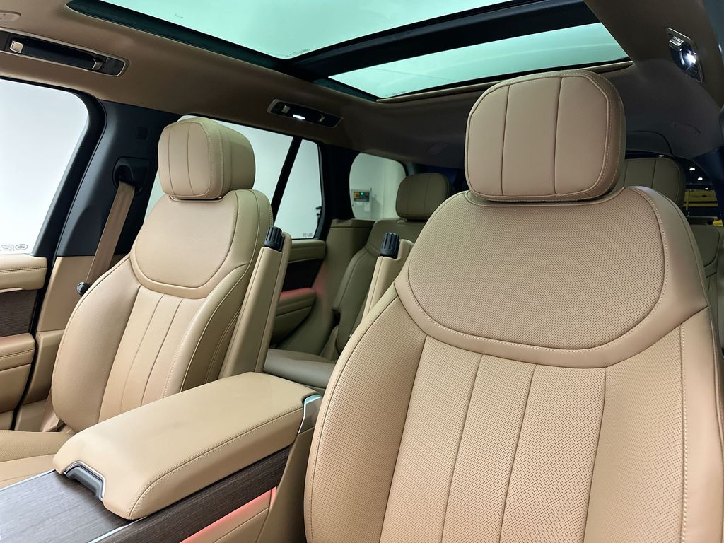 2025 Land Rover Range Rover SE photo 8