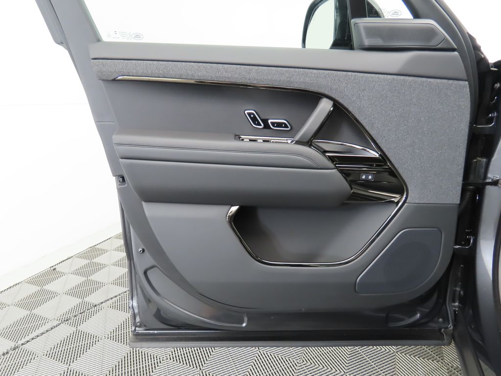 2025 Land Rover Range Rover Sport SE photo 21