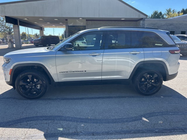 2024 Jeep Grand Cherokee Limited photo 2
