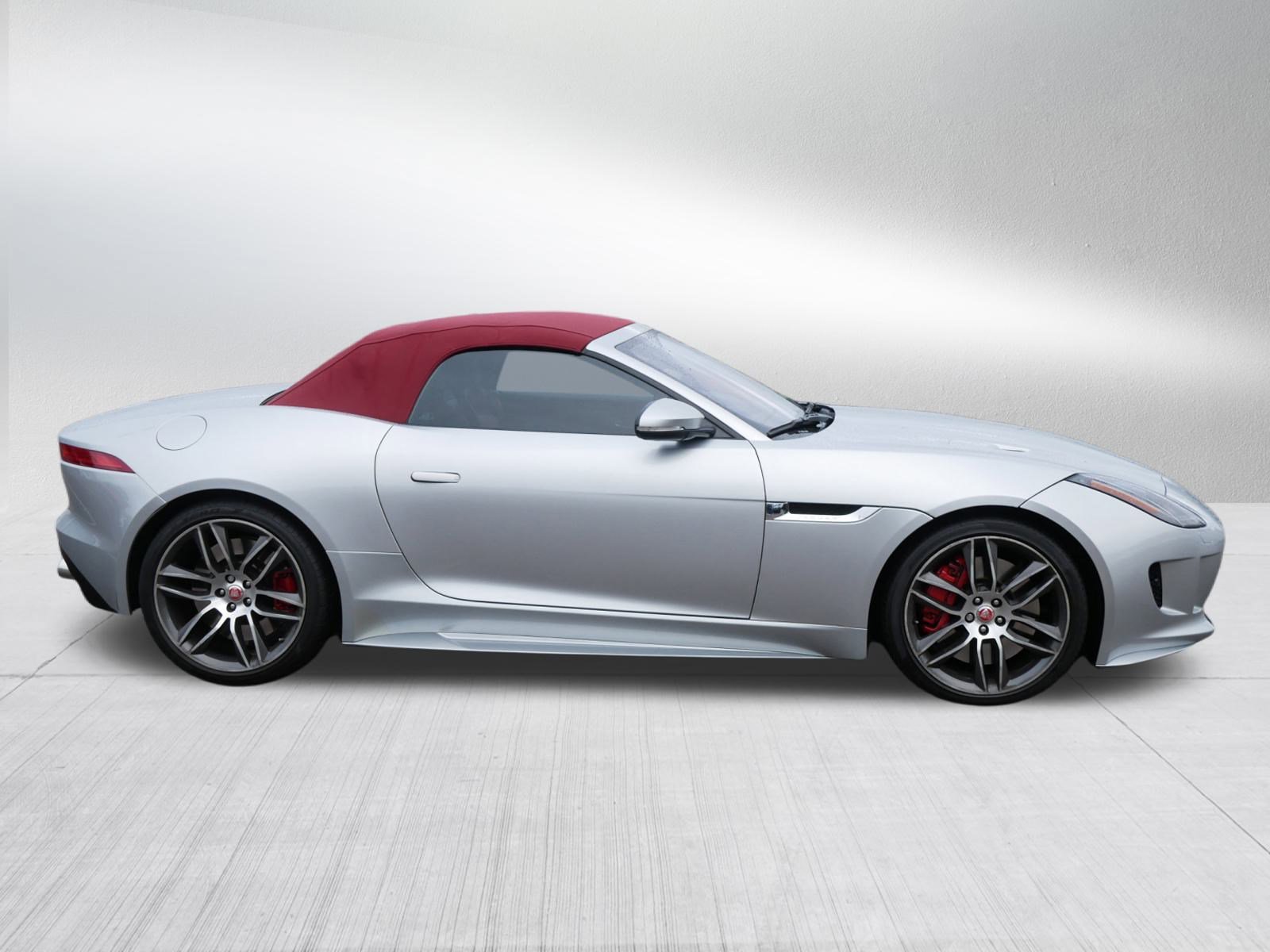 2017 Jaguar F-TYPE R photo 4