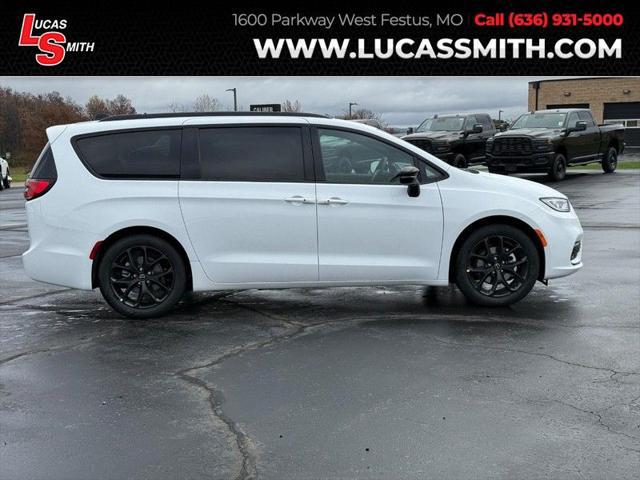2026 Chrysler Pacifica Select's photo