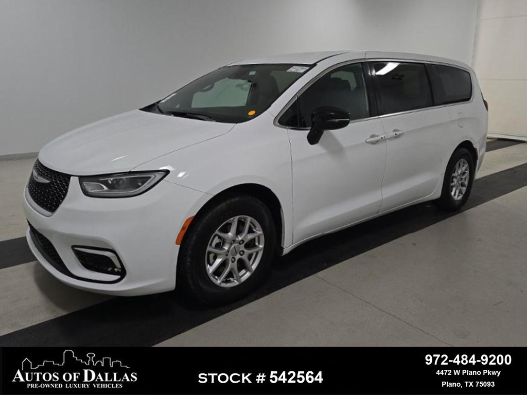 2025 Chrysler Pacifica Select's photo