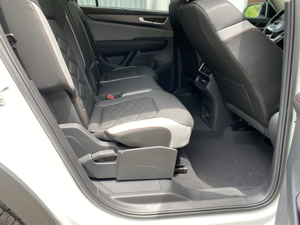 2025 Volkswagen Atlas Peak Edition SE photo 37