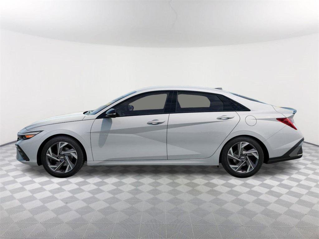 2025 Hyundai Elantra SEL Sport photo 2