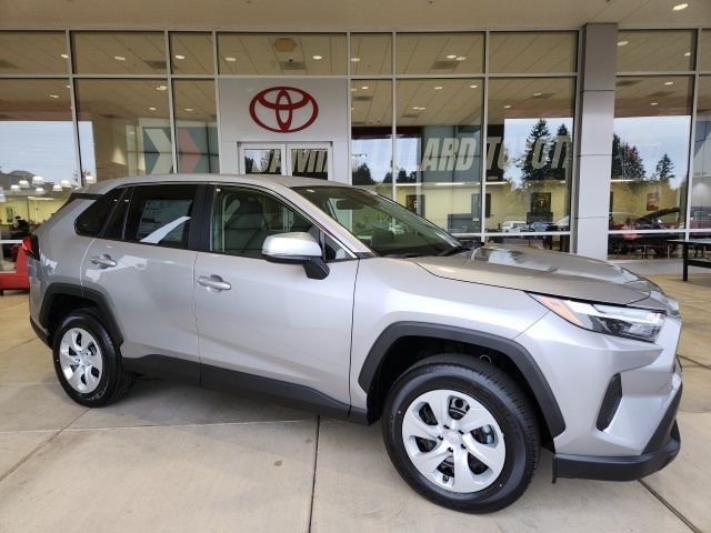 2025 Toyota RAV4 LE's photo