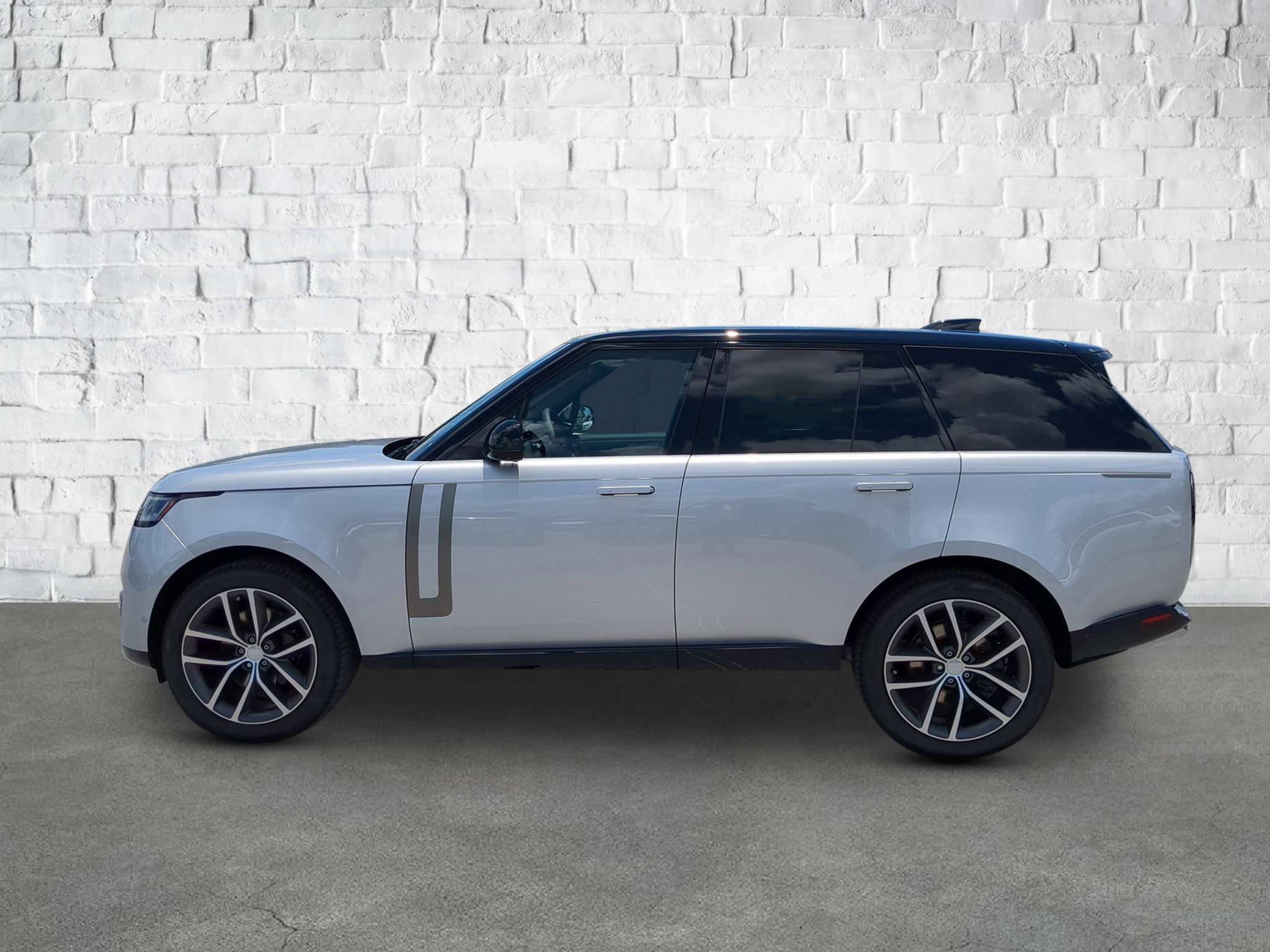 2025 Land Rover Range Rover SE photo 3