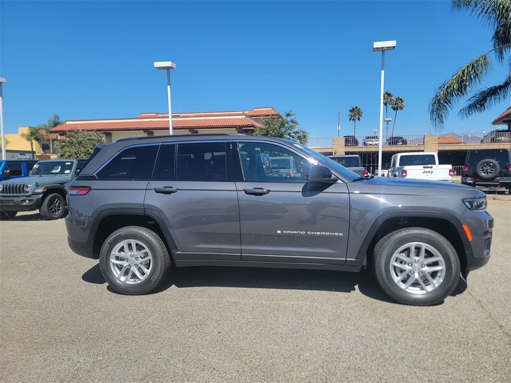 2025 Jeep Grand Cherokee Laredo X photo 2