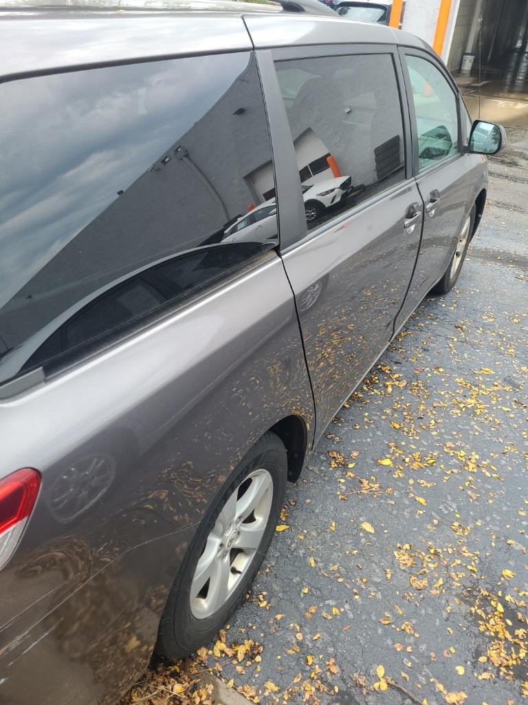2011 Toyota Sienna LE photo 2