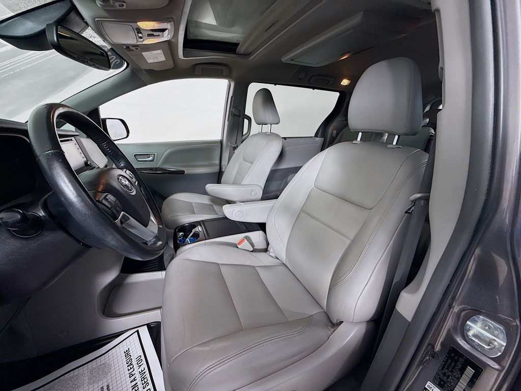 2018 Toyota Sienna XLE Premium photo 2