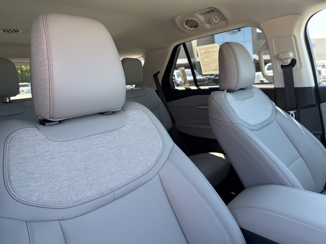 2025 Ford Explorer photo 16