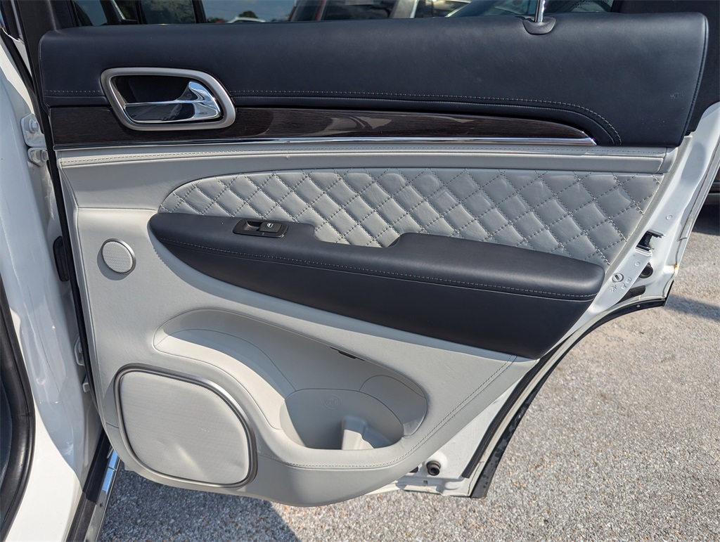 2017 Jeep Grand Cherokee Summit photo 32