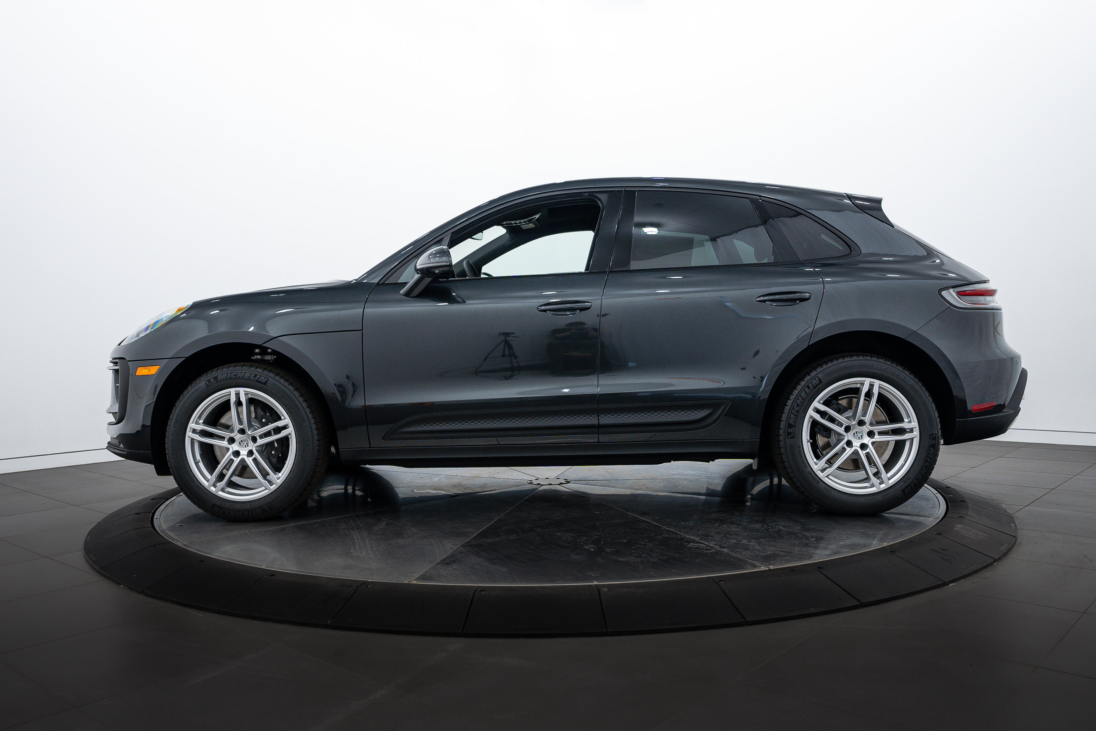 2025 Porsche Macan Base photo 2