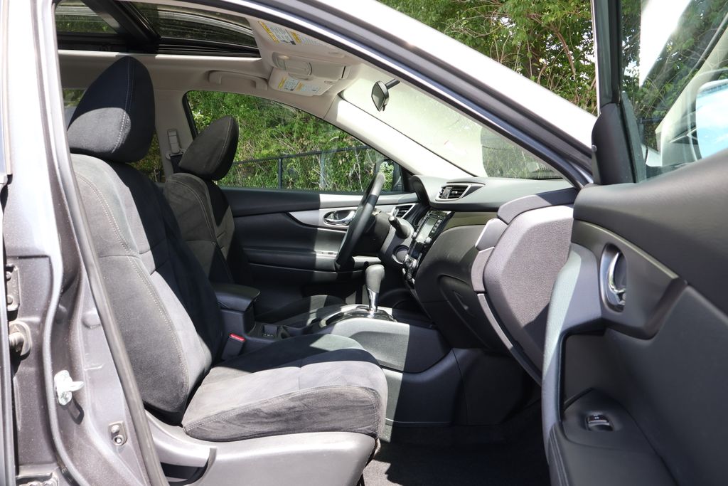 2016 Nissan Rogue SV photo 34