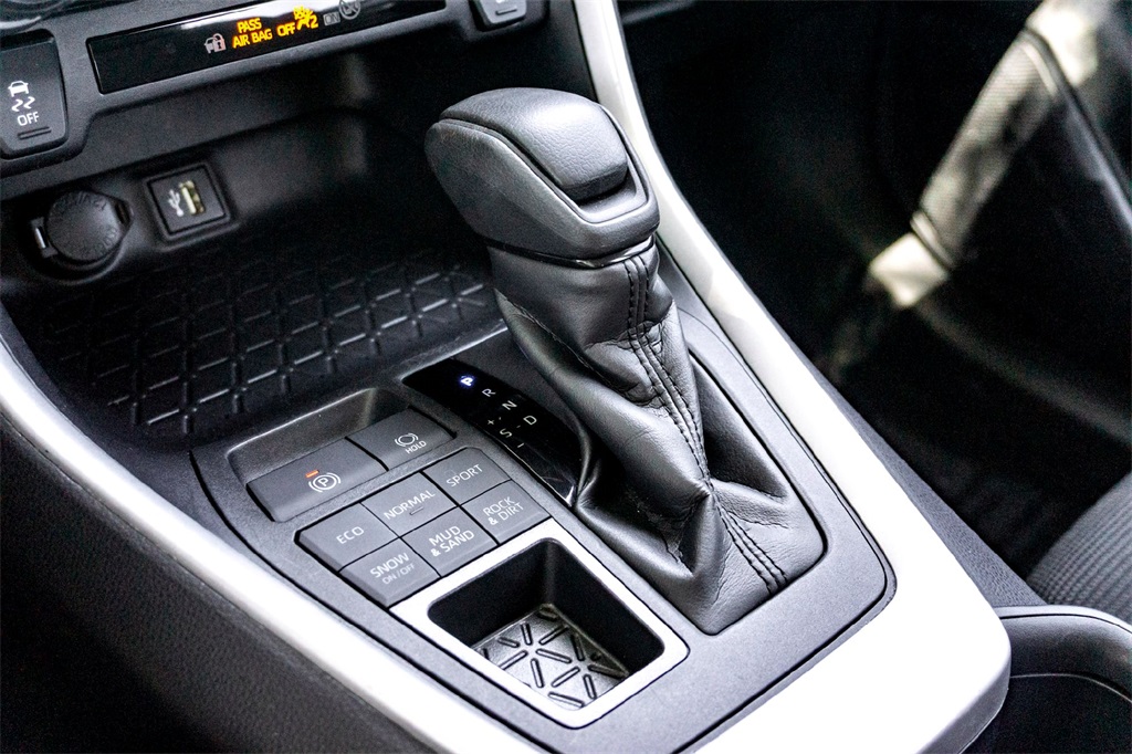 2024 Toyota RAV4 LE photo 24