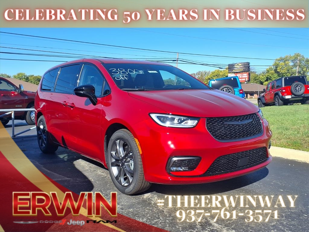 2026 Chrysler Pacifica Select's photo