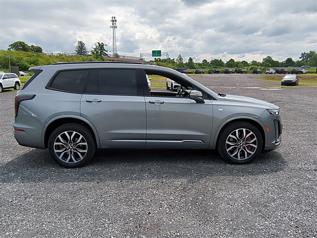 2023 Cadillac XT6 Sport photo 2